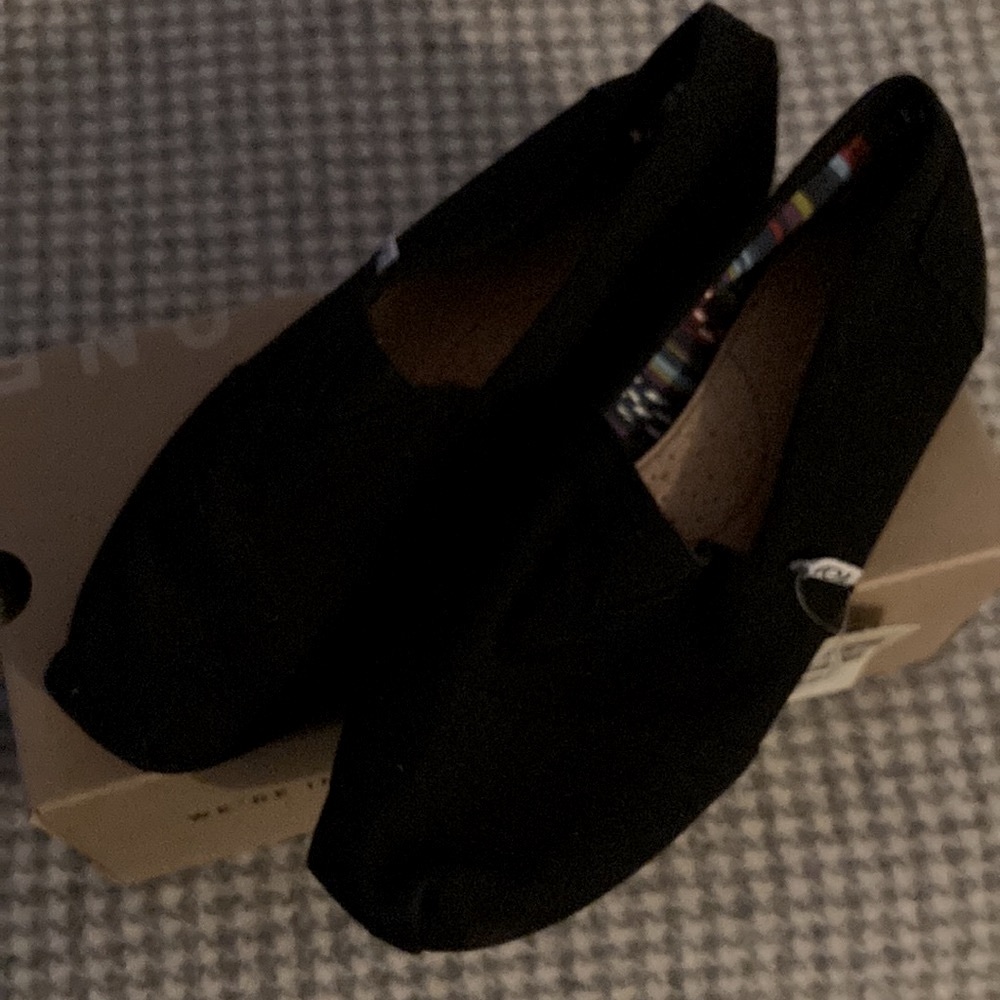 Toms - black NWT